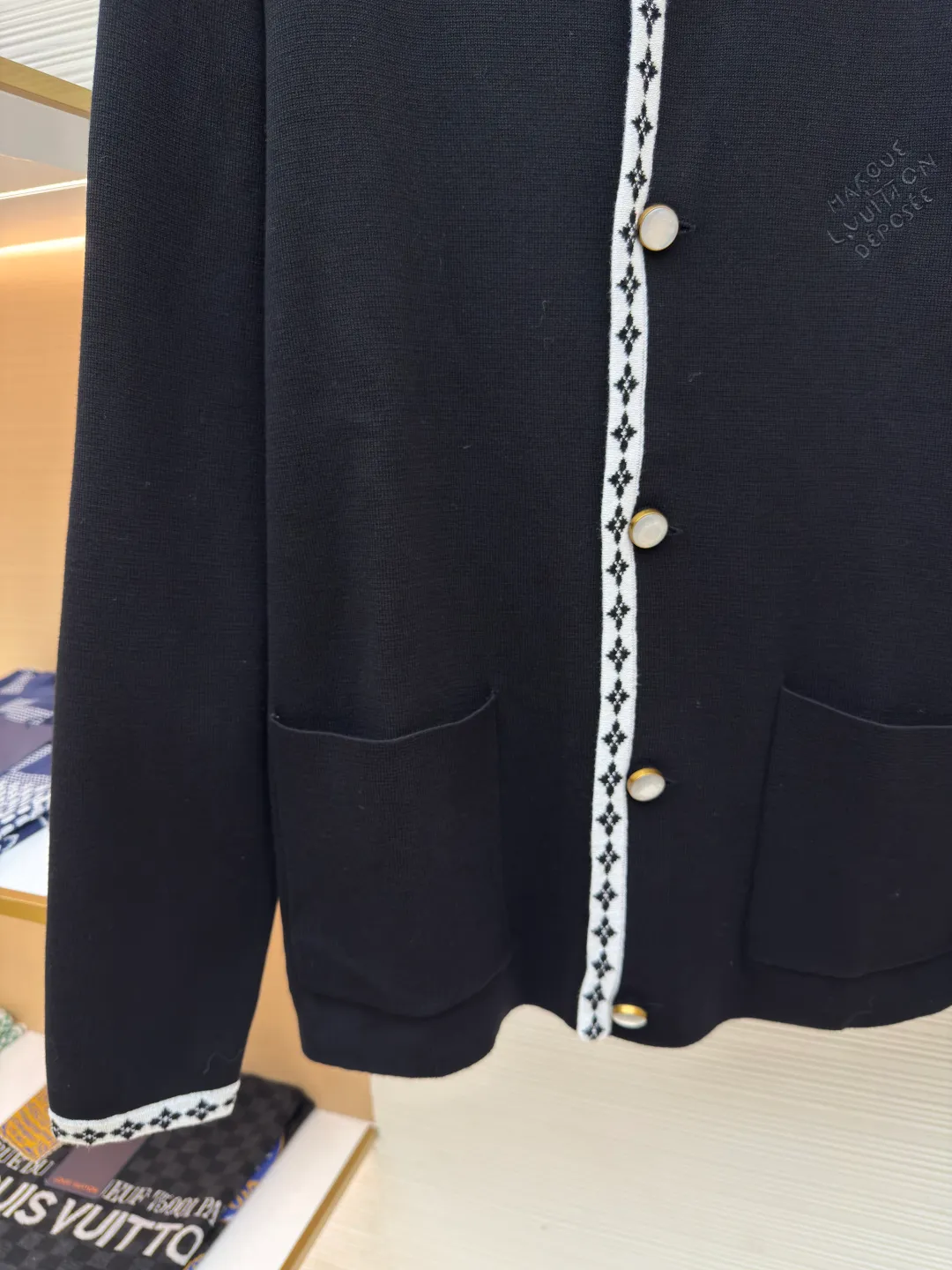 LOUIS VUITTON knitted college style suit outer ●Authentic product: Purchased and developed by 20371 ●Item number: 1680255-B75 ●Fabric: woolen yarn fabric ●Technology: knitted production ●Version: fitted version ●Weight: about 740g ●Size: XS-S-M-L ●Description: Made of 42-count woolen yarn, 14-needle flat knitting piece for up to 200 minutes, placket jacquard craft with four-color flowers. The cuffs are hand-sewn by hand, and the threads are routed on a flat machine. After high-temperature washing, the fabric has a soft and natural drape and a comfortable and skin-friendly touch. The buttons are custom-made with laser-engraved electroplated antique gold diamond buttons. The letters on the chest are embroidered with fixed-point stitching, which is precise and three-dimensional. The overall wiring is straight and delicate, the fabric is comfortable and soft, and the color is consistent without color difference. It can be matched with the same style to create a fashionable look and control various occasions. Customized accessories, complete with three standards, same style for men and women!